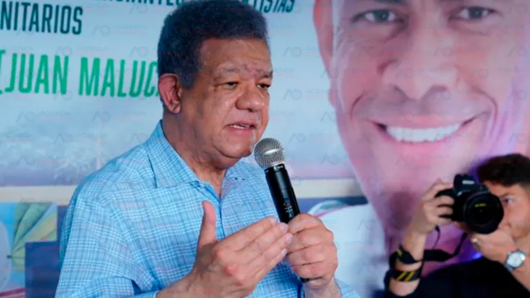 Leonel juramenta exalcalde del PRM en Castillo y asegura que el Gobierno le tira “al cuello y a los bolsillos del pueblo”