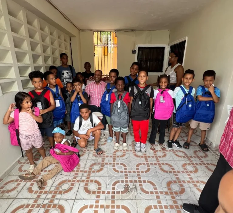 Regidor José Antonio Ramírez realiza tradicional entrega de útiles escolares en Santo Domingo Este