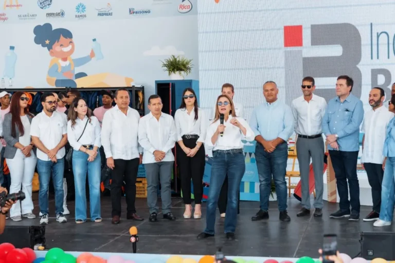 Carolina Mejía alivia el bolsillo de las familias en Plásticos por Útiles Escolares