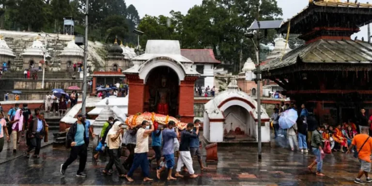 Nepal empieza a sepultar víctimas no identificadas ante la descomposición de los cuerpos