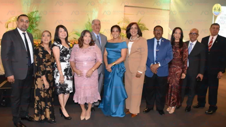 MEDICOOP PREMIA A 18 MÉDICOS RESIDENTES Y RECONOCE A DOS GERENTES DE ENSEÑANZA