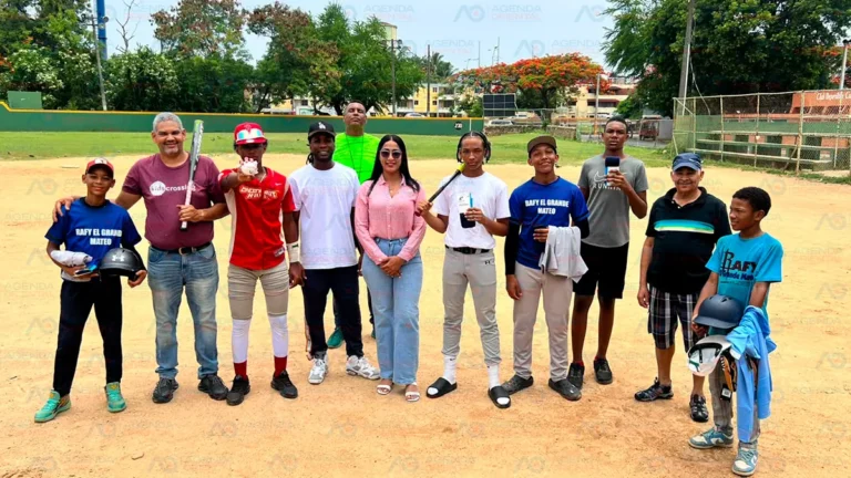 Amely Felix entrega útiles deportivos a las Ligas del Play del Ensanche Isabelita y Alma rosa