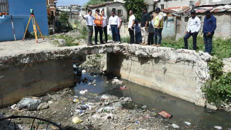 Fellito Suberví supervisa avance de trabajos en cañada Juan Valdez y Los Girasoles en el DN