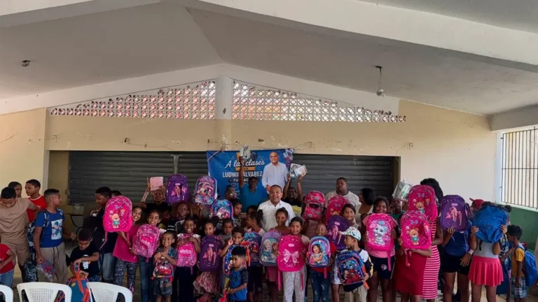 Ludwig Álvarez lleva útiles escolares a comunidades de Santo Domingo Este y Guerra