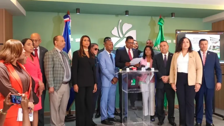 Bloque de diputados Fuerza del Pueblo somete resolución de interpelación del Ministro de Educación Luis Miguel de Camps ante deterioro del sistema nacional de educación a pocos días del inicio del año escolar 2026-2027