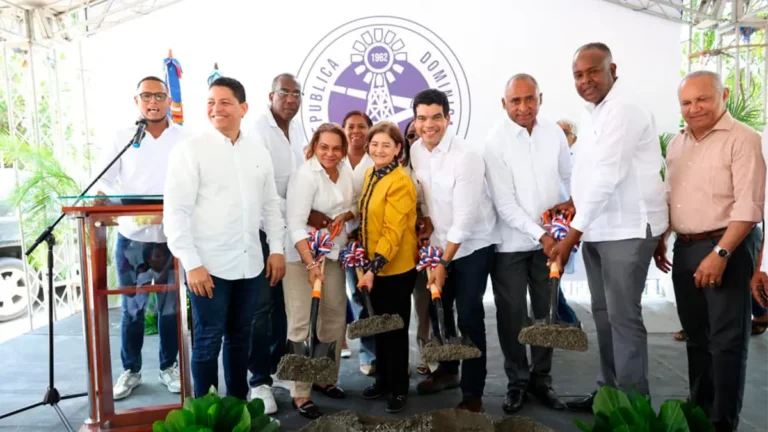 Wellington Arnaud inicia saneamiento cañada La Pava en Nizao, provincia Peravia