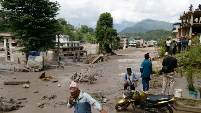 Al menos 95 muertos y 384 desaparecidos tras repentina inundación que devastó varios pueblos en Nepal