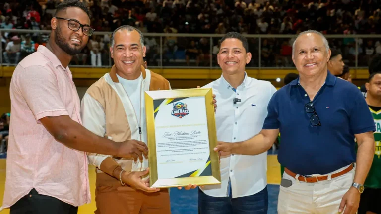 Chimbala y Martínez Brito son reconocidos en histórica inauguración del primer Torneo de Baloncesto Superior de Peravia