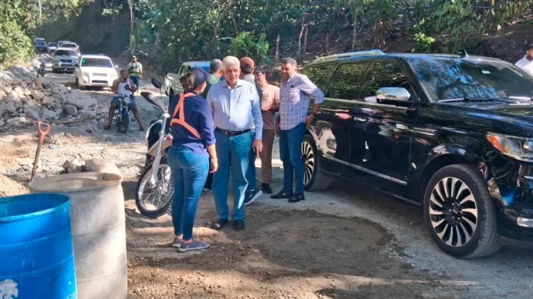 Ministro Eduardo Estrella supervisa puente de La China Vieja y ordena agilizar su terminación en Puerto Plata