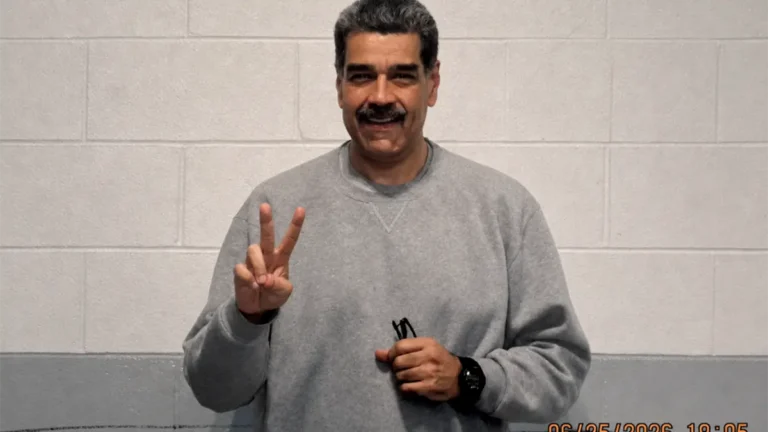 Nicolás Maduro envía desde la prisión “un regalo de amor” con símbolo de paz