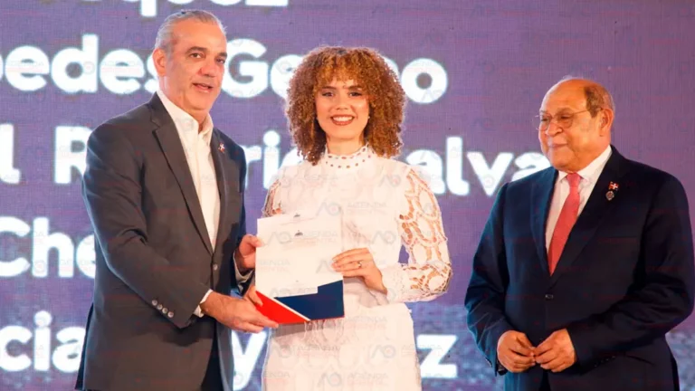 Presidente Abinader entrega 1,500 becas internacionales para cursar programas de especialización, maestrías y doctorados en universidades del extranjero