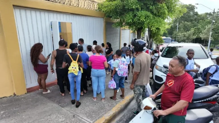 Primer día de clases: Escuelas públicas de Santo Domingo reportan mayor asistencia que el año pasado