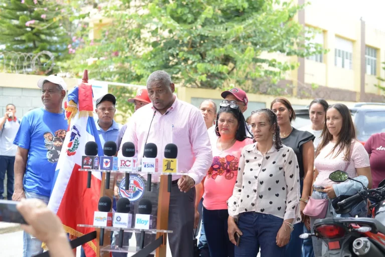 Padres de Rancho Arriba reclaman suplidores locales para el almuerzo escolar