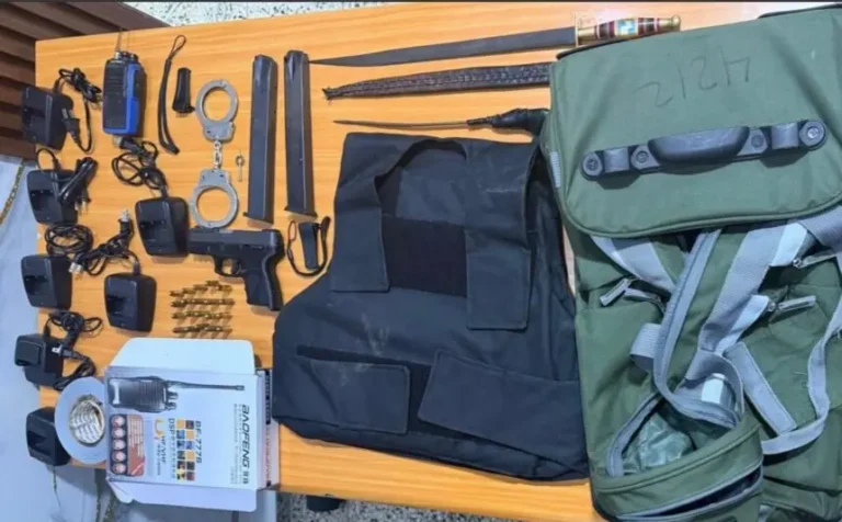 Policía Nacional realiza allanamiento en La Vega y ocupa arma de fuego chaleco antibalas y otros efectos