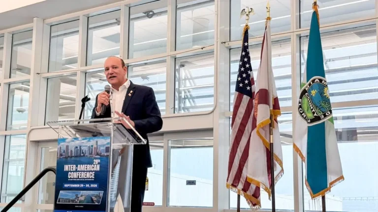 Alcalde Ulises Rodríguez destaca en Miami transformación de Santiago y oportunidades de inversión