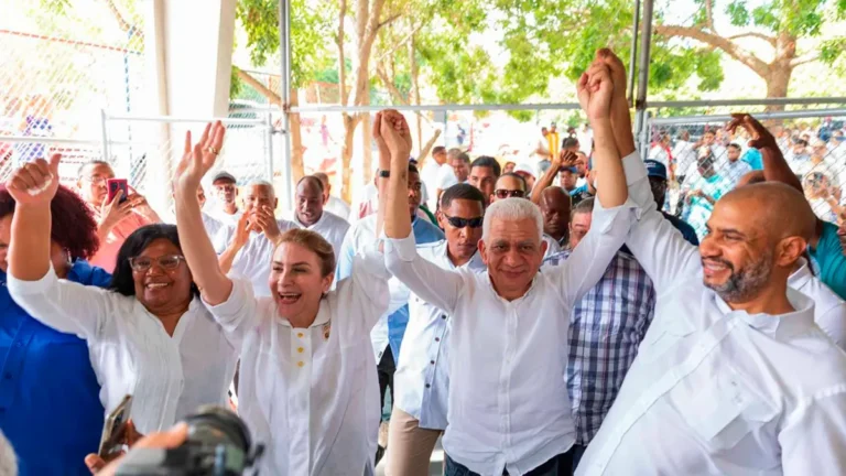 Carolina Mejía juramenta equipos en Bahoruco y llama a trabajar de  cara a 2028