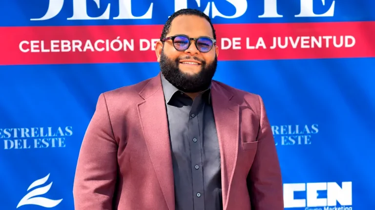 Premios La Flor 2026 nomina a Keven Rodríguez en la categoría Comentarista de Opinión  Santo Domingo.– El comunicador, locutor, mercadólogo, productor y conductor dominicano Keven Rodríguez fue nominado a los Premios La Flor 2026, en la categoría Comentarista de Opinión, reconocimiento que reúne a profesionales vinculados al análisis, la opinión y la comunicación de temas de interés para la sociedad.  La nominación toma en cuenta la trayectoria de Rodríguez en diferentes áreas de la comunicación, con experiencia en radio, televisión, medios digitales, producción audiovisual y comunicación estratégica.  A lo largo de su carrera, Rodríguez ha formado parte de importantes plataformas de comunicación de la República Dominicana, entre ellas Color Visión, ESPN Radio República Dominicana, Super Canal, SER TV y El Nuevo Diario, donde ha desarrollado proyectos relacionados con la actualidad, el análisis social, los asuntos ciudadanos y el sector automotriz.  En la actualidad conduce y desarrolla diversos proyectos de comunicación. Entre ellos se encuentran “Opiniones Claras con Keven Rodríguez”, producido para El Nuevo Diario Podcast; “Con el Tanque Full”, a través de El Nuevo Diario TV; y “Necesidades República Dominicana”, transmitido por la plataforma De Último Minuto.  Desde estos espacios, el comunicador aborda temas de actualidad, problemáticas ciudadanas, entrevistas y asuntos de interés nacional, con contenidos dirigidos a diferentes sectores de la sociedad dominicana.  Proyección internacional  La trayectoria de Rodríguez también se ha extendido a Estados Unidos mediante el proyecto “Historias que Cruzan Fronteras”, una iniciativa orientada a contar las historias, aportes, liderazgo y trayectoria de integrantes de la diáspora dominicana.  Como parte de esta producción, ha realizado entrevistas y encuentros en la ciudad de Nueva York con figuras vinculadas a la vida pública y a la comunidad dominicana, entre ellas Ydanis Rodríguez, excomisionado de Transporte de Nueva York; Jesús “Chu” Vásquez, cónsul general de la República Dominicana en Nueva York; George Álvarez, asambleísta del Estado de Nueva York; Luis Sepúlveda, senador estatal por el Distrito 32 del Bronx, y Wilson Silver, profesional vinculado al turismo y la promoción de Nueva York.  A través de sus diferentes proyectos, Keven Rodríguez ha desarrollado una propuesta comunicacional enfocada en informar, generar espacios de análisis, conectar comunidades, crear oportunidades y visibilizar el talento dominicano, tanto en República Dominicana como en Estados Unidos.  Su nominación en Premios La Flor 2026, en la categoría Comentarista de Opinión, se suma a la trayectoria que ha construido en distintos medios y plataformas de comunicación, donde mantiene presencia en radio, televisión y espacios digitales.