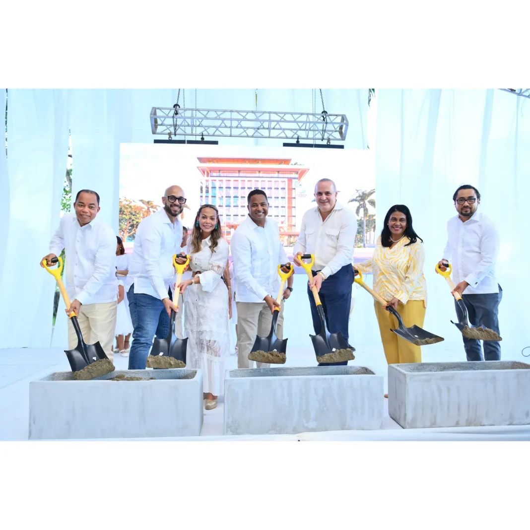 1-Primer-palazo-de-la-obra-a-cargo-del-medico-Abel-Bello_-el-senador-de-la-provincia-Maria-Trinidad-Sanchez-Alexis-Victoria-Yeb_-el-alcalde-de-Nagua-Juni-20261012-134940