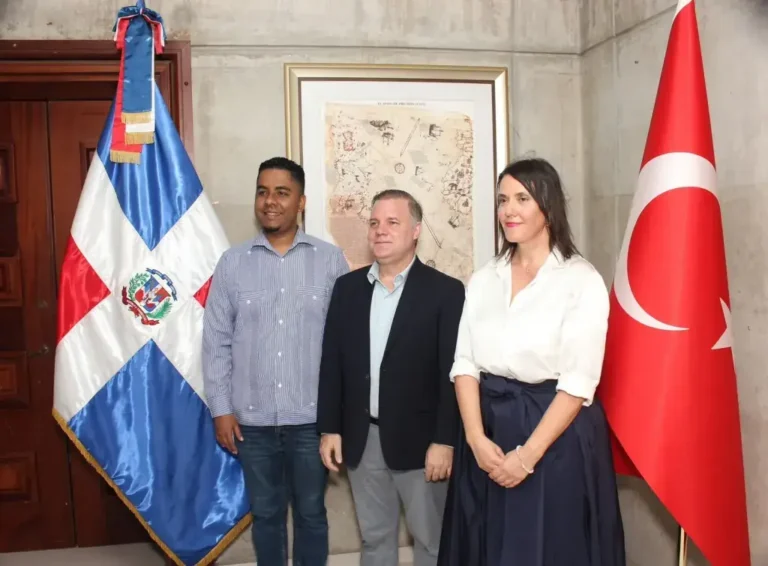 Embajada de Turquía dona réplica del mapamundi de Piri Reis al Faro a Colón