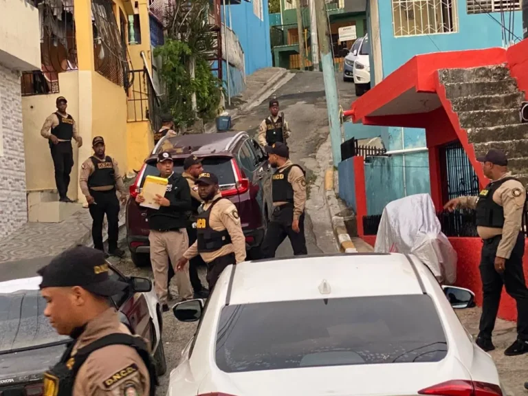 DESMANTELAN SISTEMA DE MONITOREO DE CAMARAS Y ARRESTAN MUJER EN SDN; LE OCUPA COCAÍNA, MARIHUANA Y CRACK