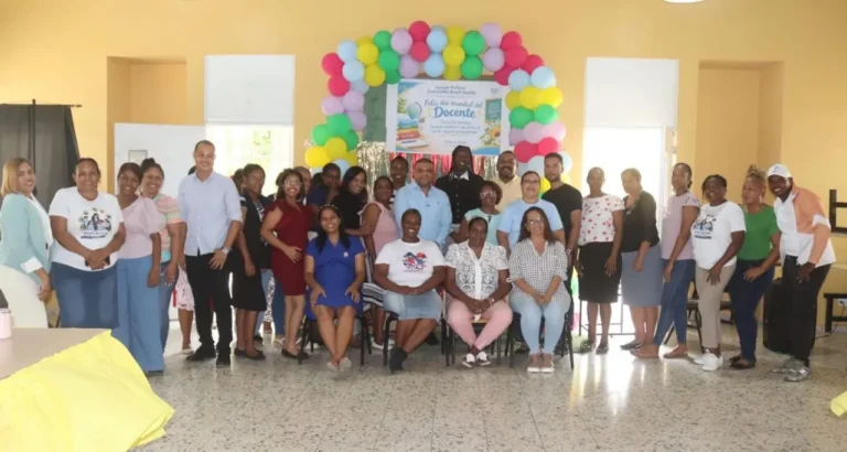 Diputado Ramón Raposo lleva charla motivacional y reconoce la invaluable labor de maestros en Santo Domingo Norte