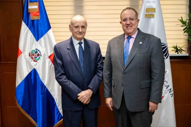 Ministro Magín Díaz juramenta a Quico Tabar como nuevo director general transitorio de Juegos de Azar