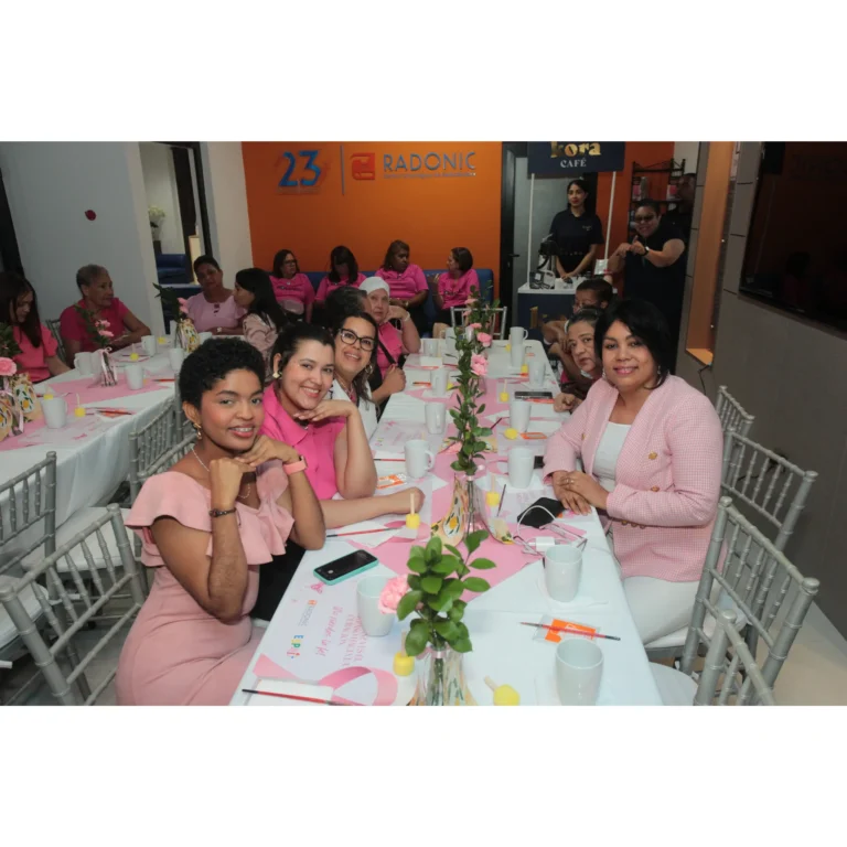 Pacientes y sobrevivientes de cáncer de mama celebran la vida a través del arte terapia