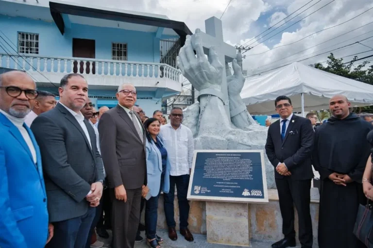 Dío Astacio inaugura monumento remozado de la Cruz de Mendoza en Santo Domingo Este