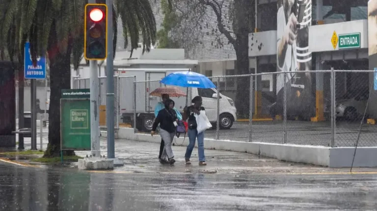 Lunes caluroso con tarde de chubascos; vigilan potencial ciclónico